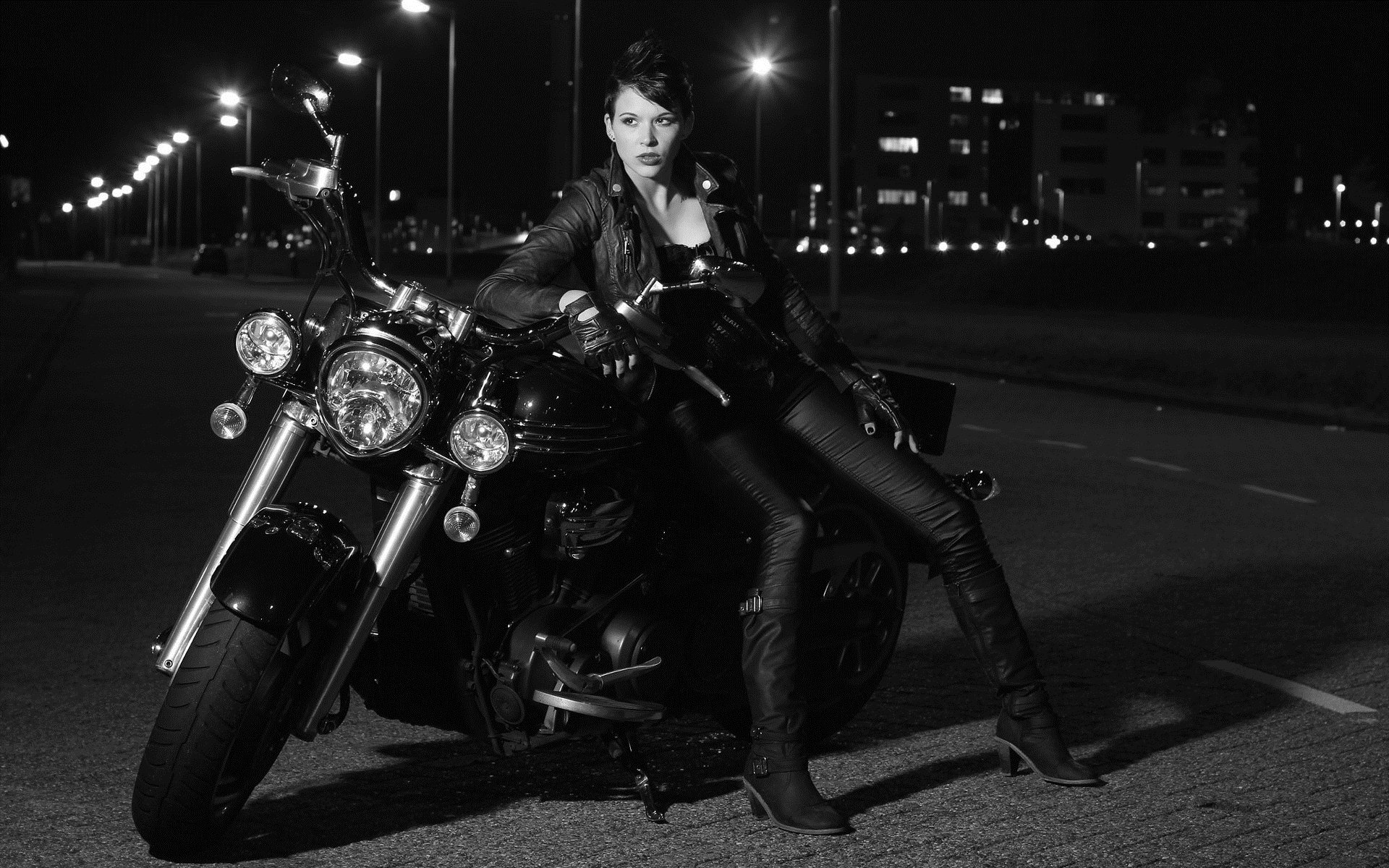 Photo Beautiful girls and motorcycles in Yerevan