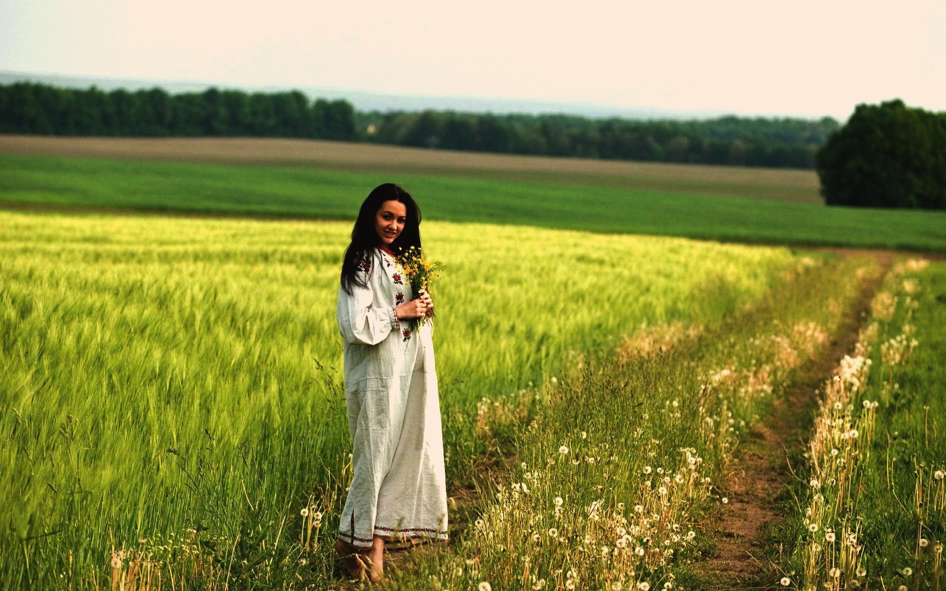 Women in Slavic costumes in Yerevan