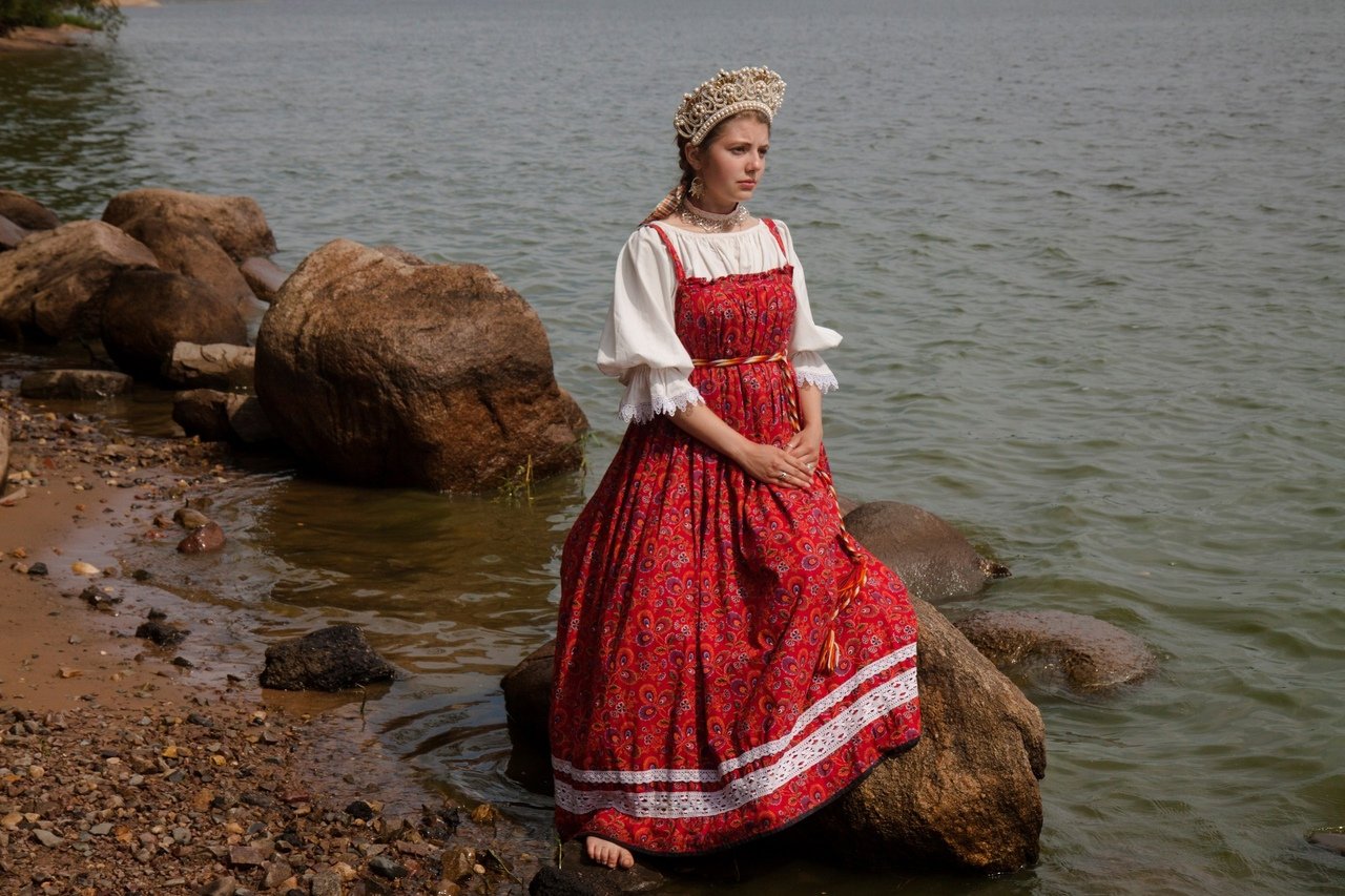 Women in Slavic costumes in Yerevan