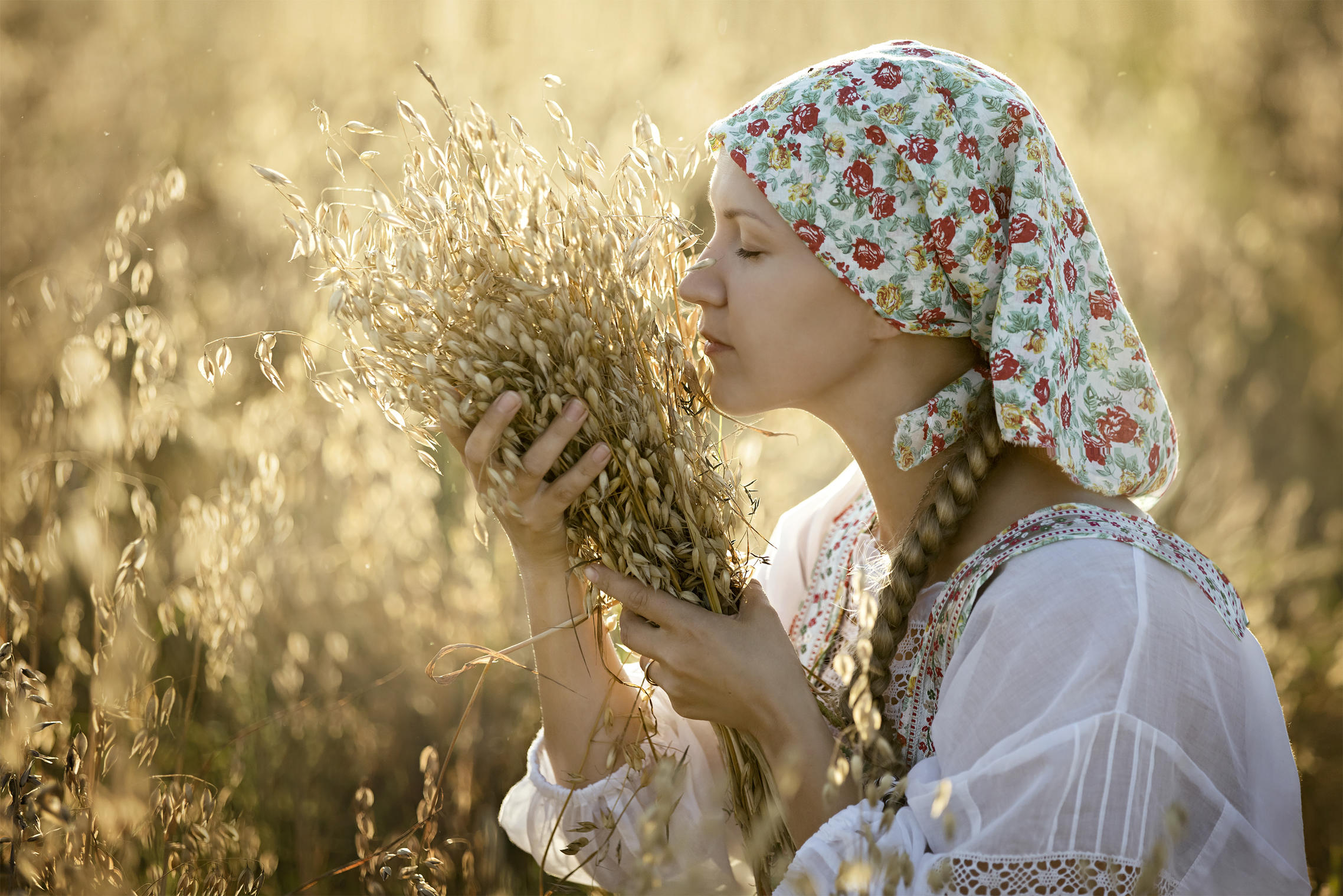 Photo Women in Slavic costumes in Yerevan