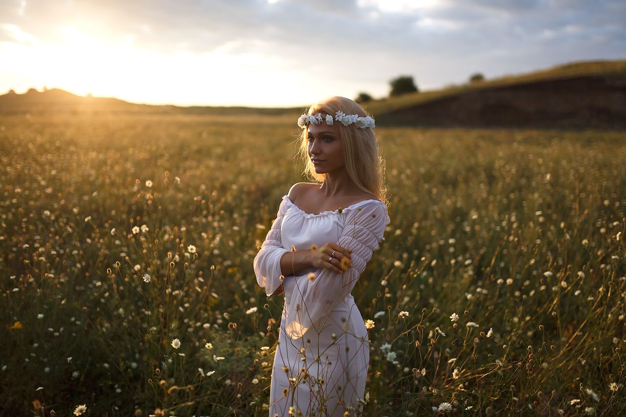 Girls in Slavic costumes in Yerevan