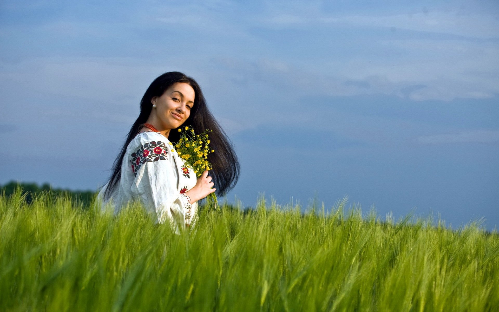 Girls in Slavic costumes in Yerevan