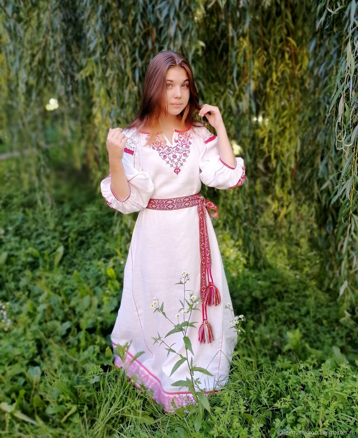 Girl Girls in Slavic costumes in Yerevan